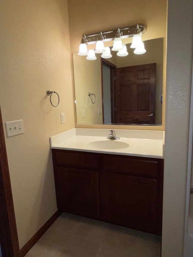 Building Photo - 2 Bedroom, 2 Bath Condo for Rent