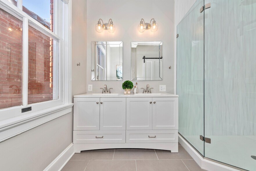 Building Photo - 6 W 4th St