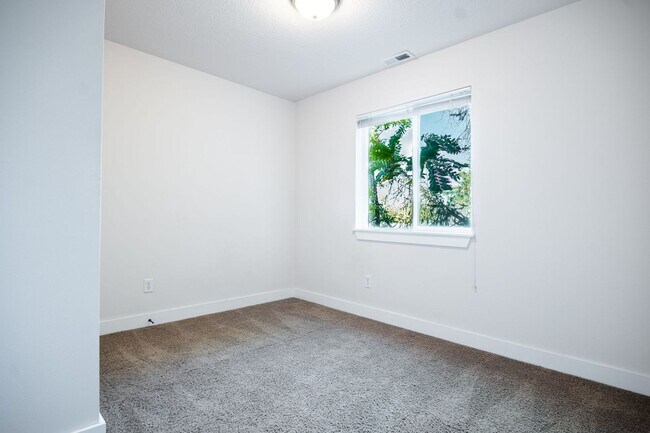 Building Photo - STILL AVAILABLE! Special: Only $500 Securi...