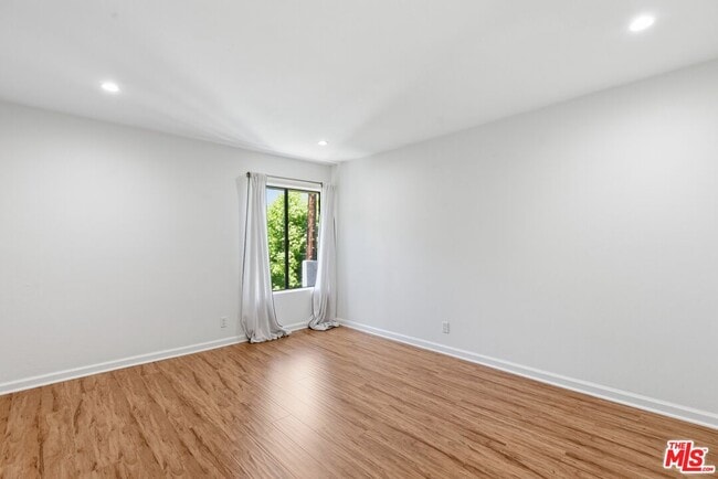 Building Photo - 5009 Woodman Ave
