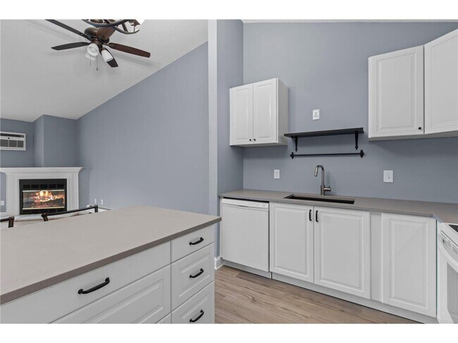Building Photo - 3440 Golfview Dr