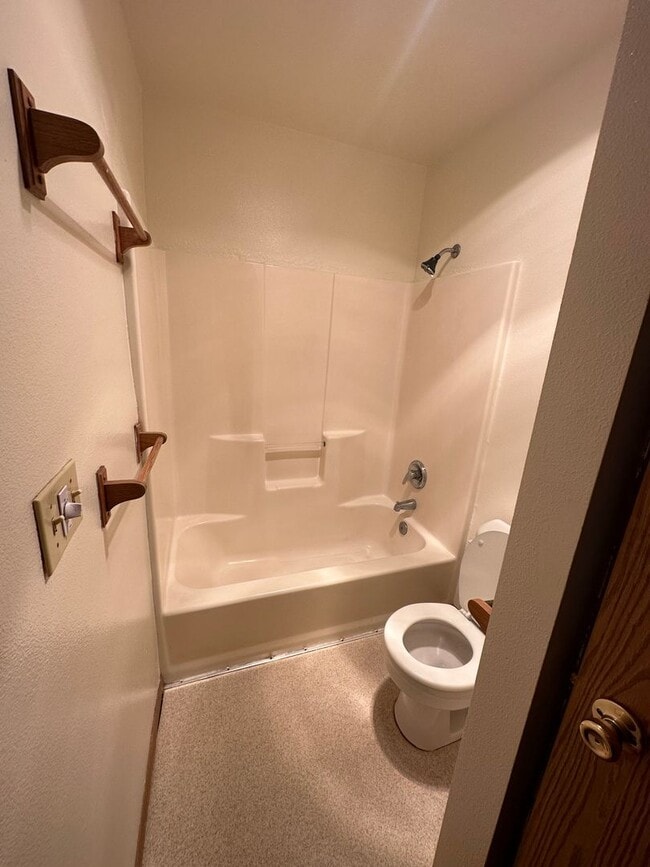 Building Photo - Townhouse Close to COCC! All New Carpet & ...
