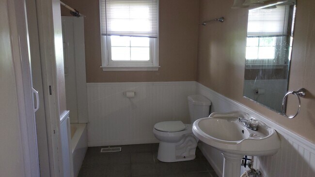 Building Photo - 1409 Evelyn Ln