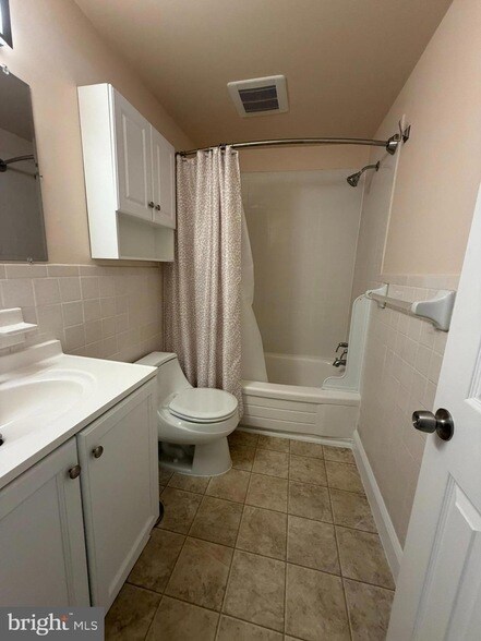 Building Photo - 250 Tanglewood Ln