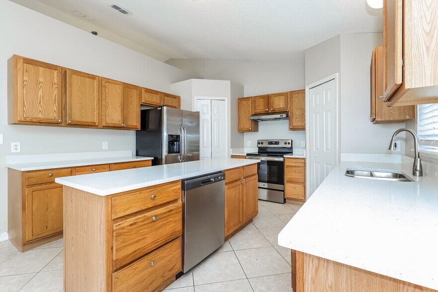 Building Photo - 225 Cranbrook Dr