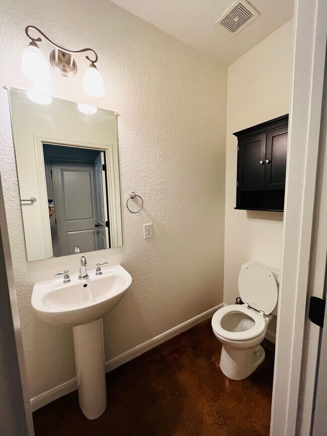 Building Photo - * MOVE IN SUMMER 6/27/2027 * $6500/$1300 per bed average 5 Bed 3 Bath 3 Block to TCU