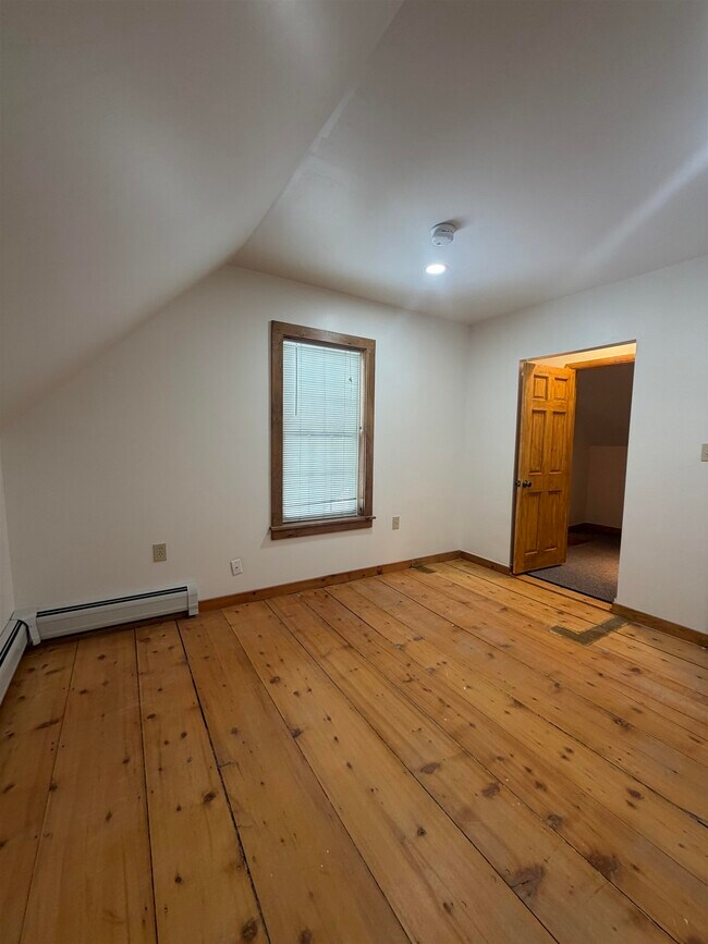 Building Photo - 211 Main St