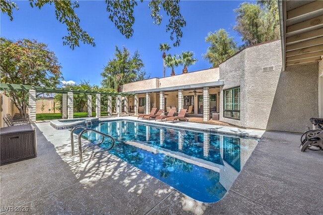 Building Photo - 2701 Alta Dr