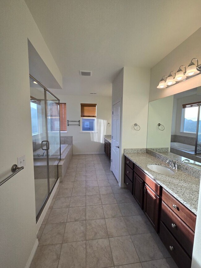 Building Photo - Spacious 4 Bedroom Single Family Home