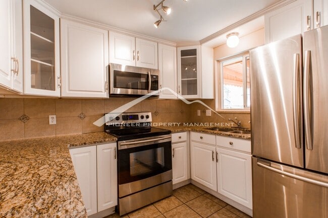 Building Photo - 1/2 Duplex with Central AC and Fenced Yard