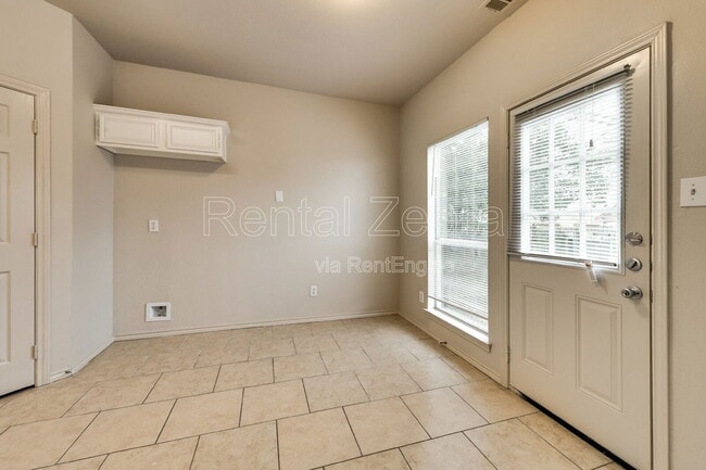 Building Photo - 902 Astaire Ave