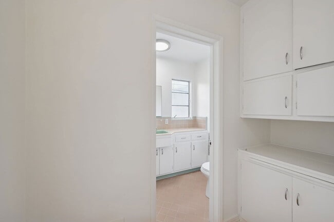 Building Photo - 11613 Moorpark St