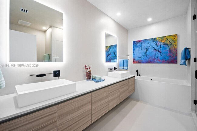 Building Photo - 121 NE 34th St