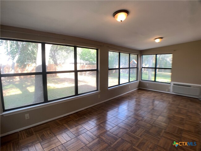 Building Photo - 826 Timber Dr