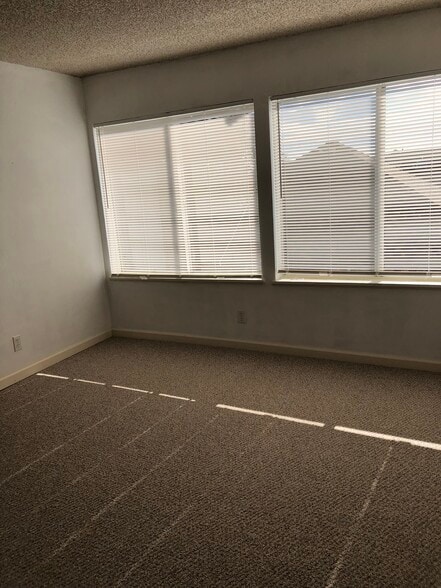 Living room - 2715 Benvenue Ave