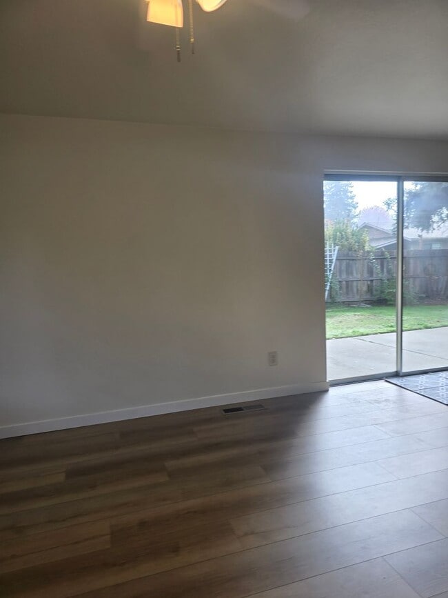 Building Photo - 3 bed 2 bath Single Home for Rent in Grants Pass