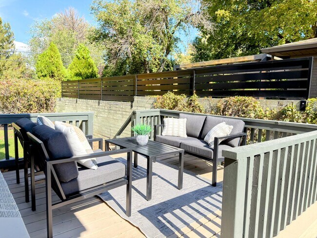 Building Photo - 1023 E Millbert Ave