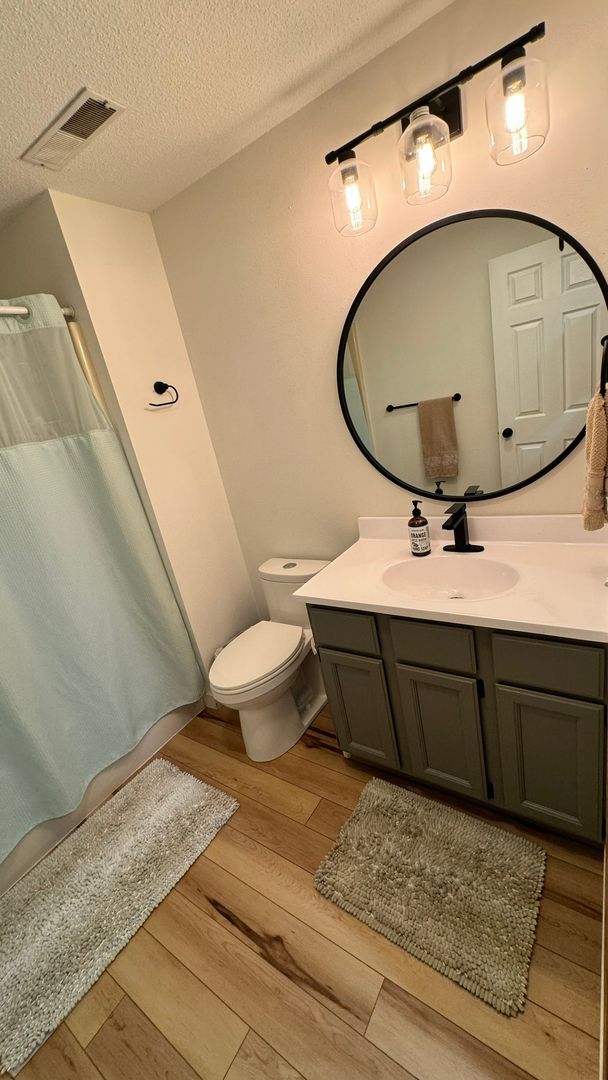 Building Photo - $1,800 | 3 Bedroom, 2 Bathroom Town Home |...