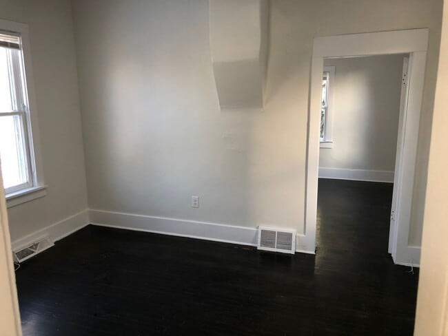 Building Photo - 1BR House- Small- Renovated