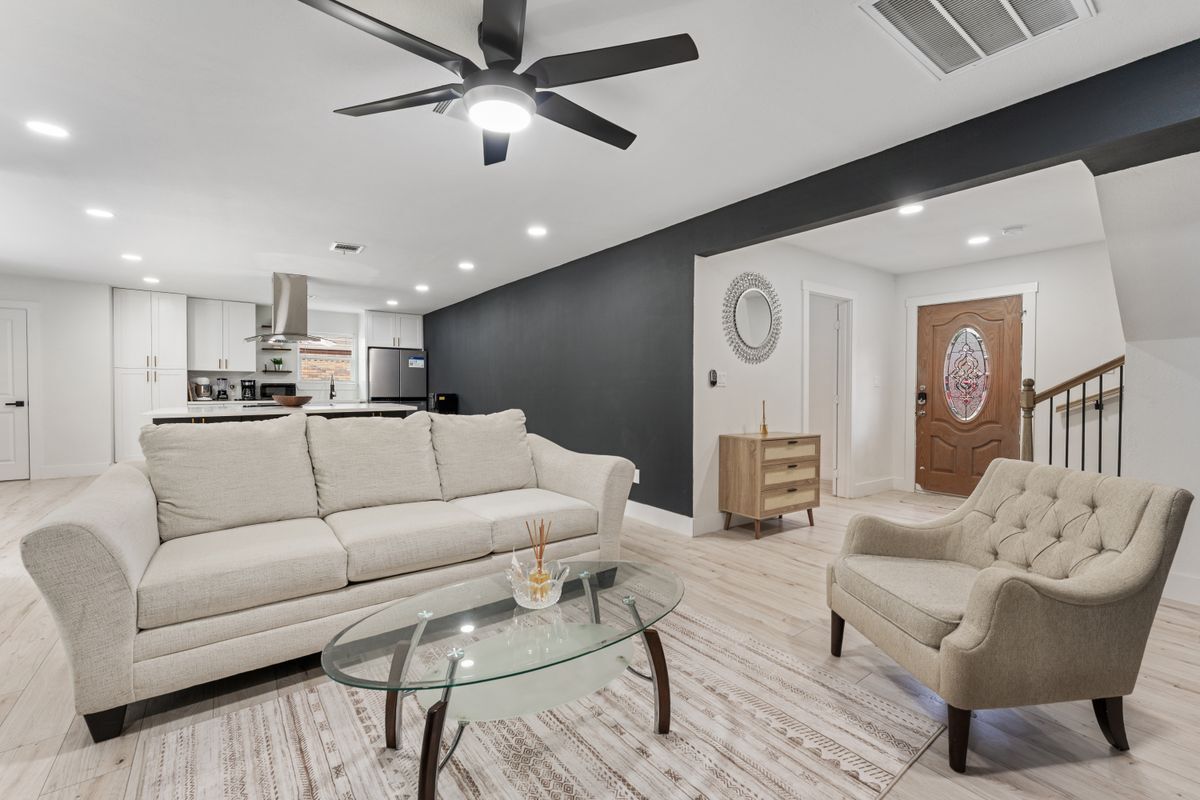 Building Photo - 9919 Golden Sunshine Dr