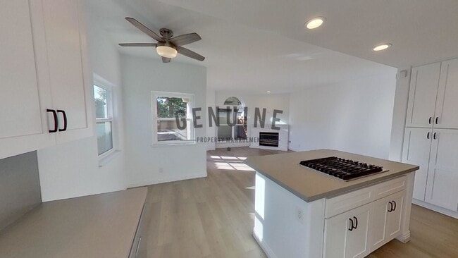 Building Photo - Beautiful 3BD 3.5BA Townhome in Newport Heights