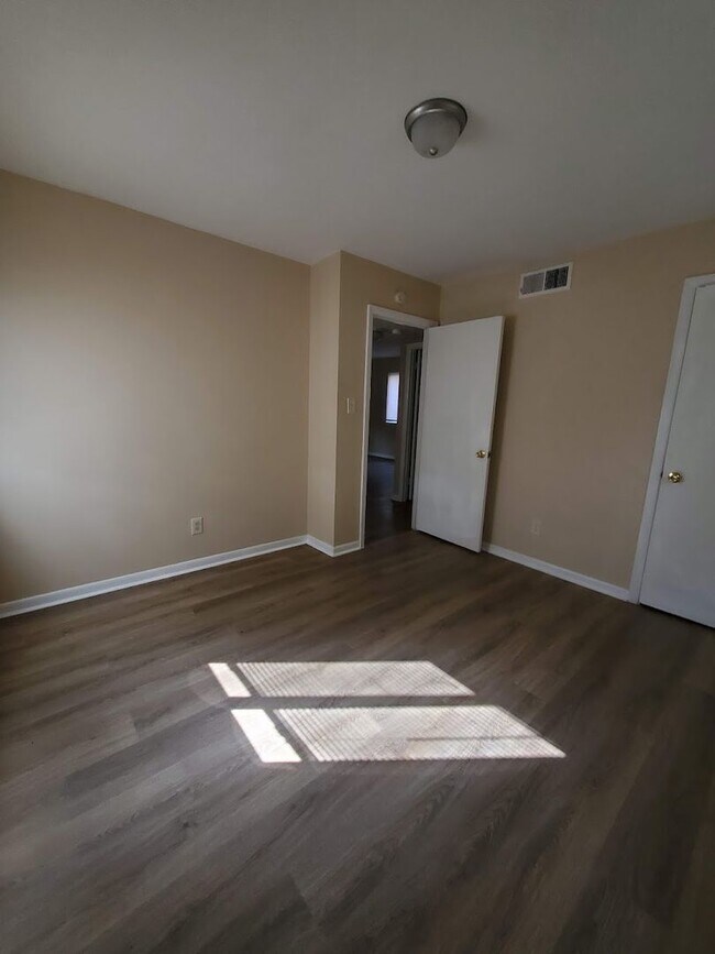 Building Photo - Absolutely Adorable two bedroom is move in...