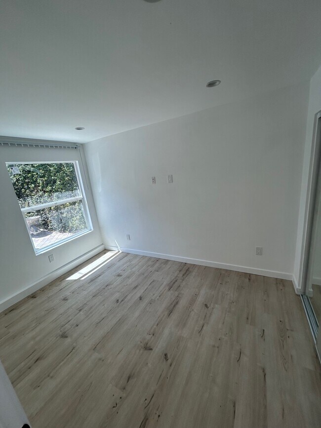 Building Photo - 15017 Dickens St