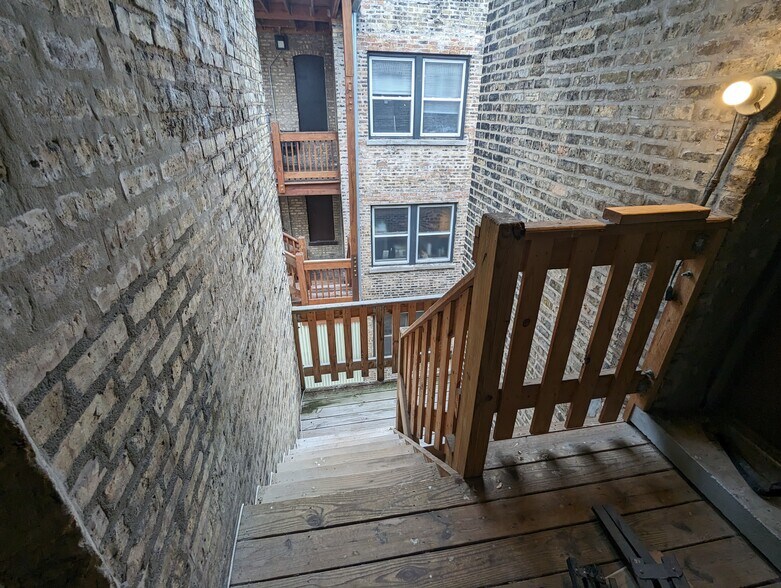 Building Photo - 813 W Cornelia Ave