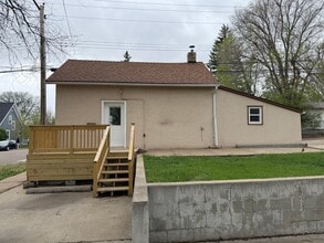 Building Photo - Newly Renovated House!