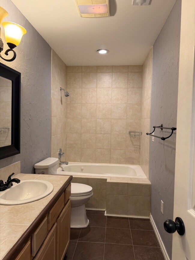 Building Photo - 1270 Skyview Dr