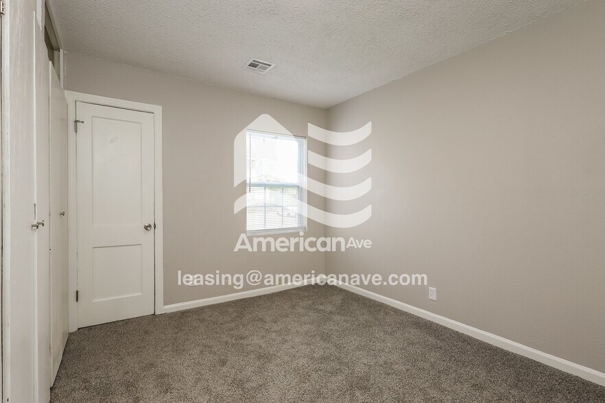 Building Photo - 536 E Ute St