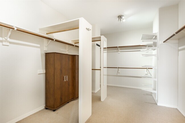 Building Photo - 2923 Royal Oaks Crest