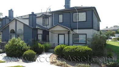 Building Photo - Gorgeous Condo in Prestigious Community With 2 Bed/2 Baths In Redlands!