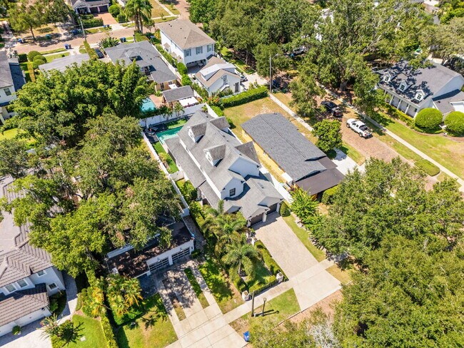 Building Photo - Experience Elegance and Comfort: Spacious ...