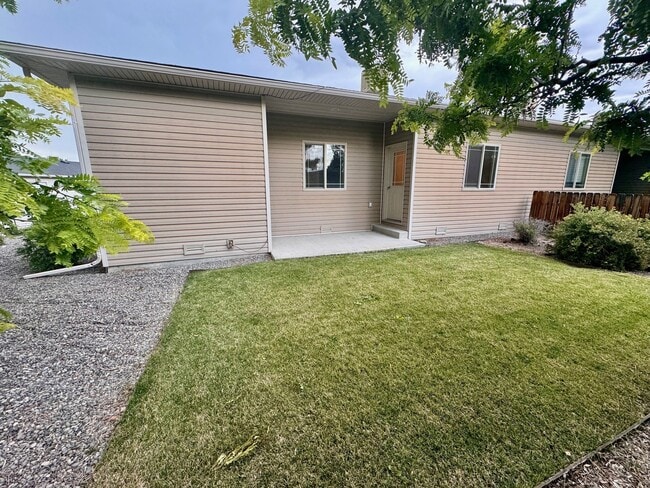 Building Photo - 2120 Mead Ln