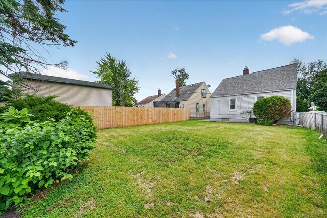 Building Photo - Charming 3-Bedroom Bungalow for Rent in Lincoln Park