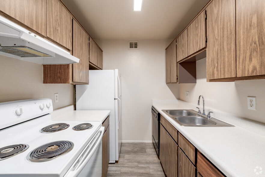 1BR, 1BA - 604SF - Kitchen - Santuario