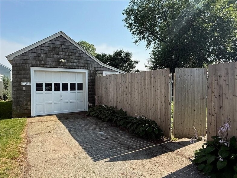 Building Photo - 124 Beach Rd