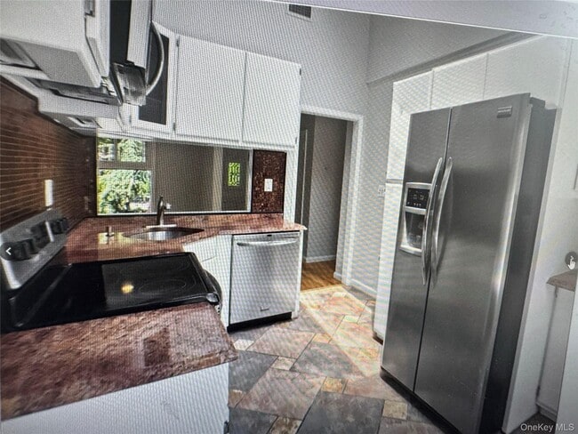 Building Photo - 571 Richmond Rd