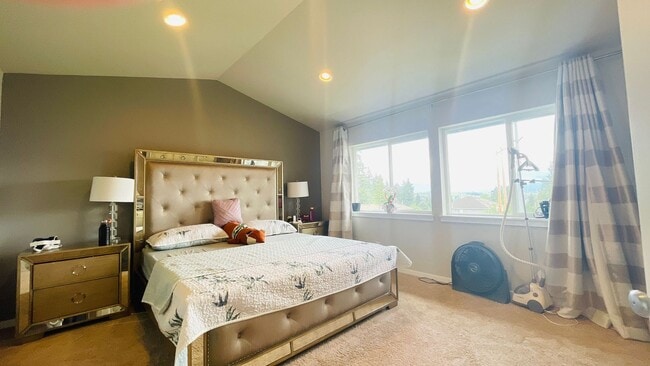 Building Photo - Spacious Corner 5 bed Single Family Home i...