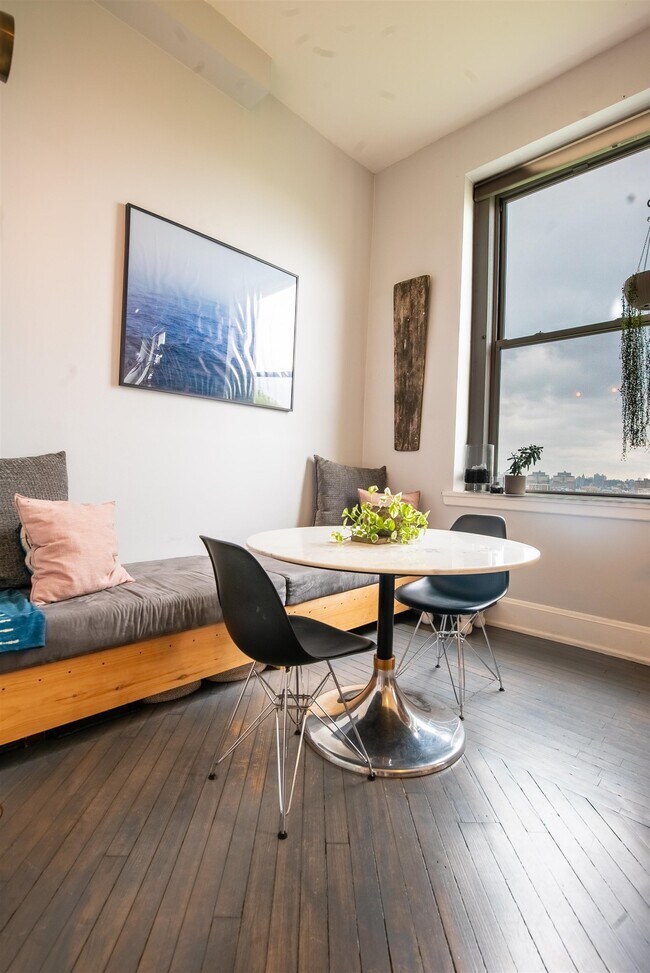 Building Photo - 154 Ogden Ave.