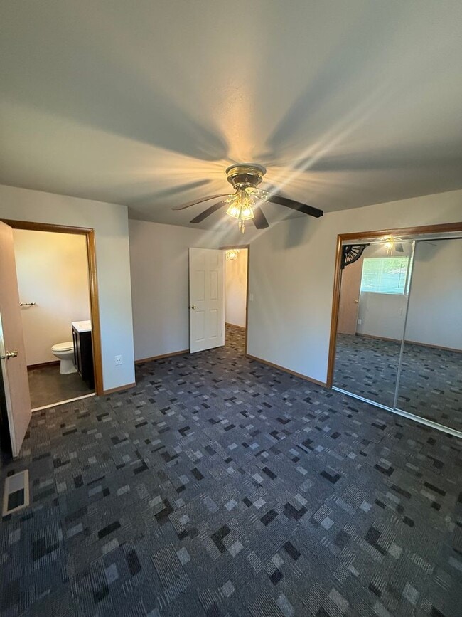 Building Photo - Three bedroom house