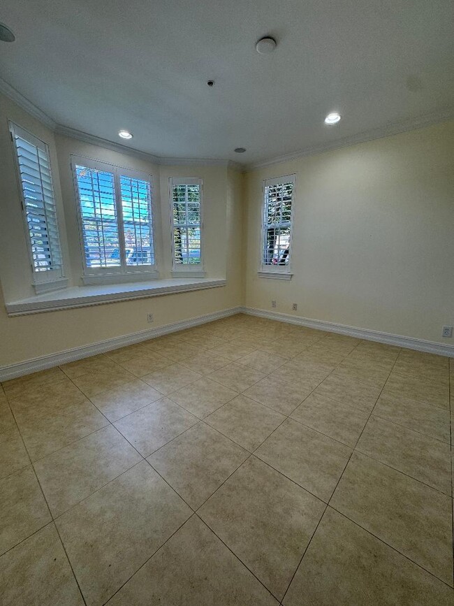 Building Photo - 304 W Mallory Cir