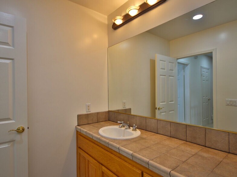 Building Photo - 504 Dahlia Pl