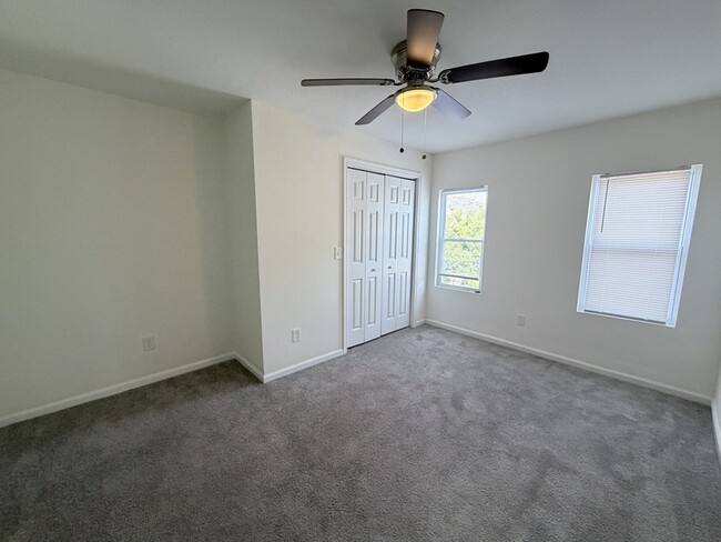 Building Photo - 907 Rugby St