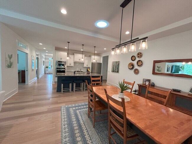 Building Photo - Beautifully appointed furnished 4 bedroom ...