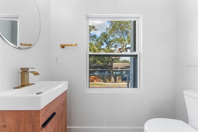 Building Photo - 102 W Adalee St