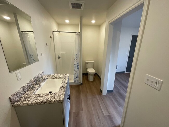 Building Photo - 547 E Hickory St