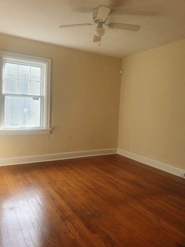 Building Photo - Two Bedroom House in Alton