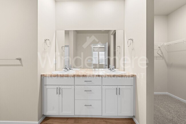 Building Photo - Welcome to this stunning 4-bedroom, 2-bathroom home located in the heart of Spokane, WA.